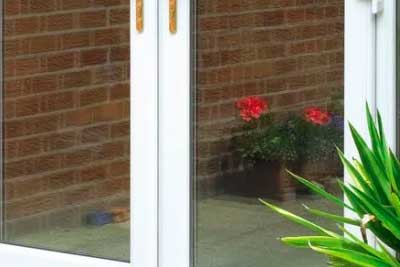 Пластиковые двери в дом